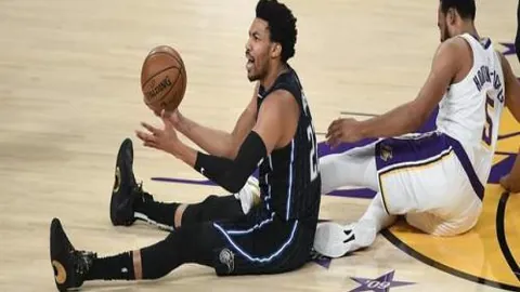 隋文静韩聪在日站花滑短节目中表现亮眼，荣登冠军之巅。